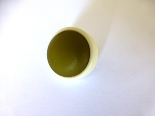Green and Cream 1960’s button (no.00988)