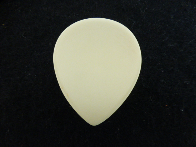 Cream Ivory Large Teardrop button (no.01048)