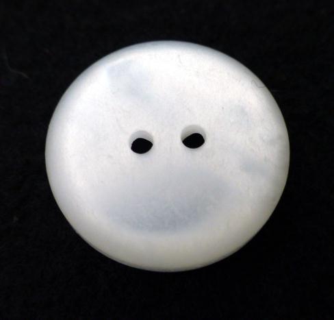 Freshwater Mother-of-Pearl Thick Medium button (no.00443)
